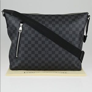 AUTHENTIC LOUIS VUITTON
Damier Graphite Canvas Mick GM Messenger Bag (USED)